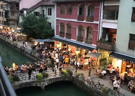 Annecy Old Town Apartment | Cozy Retreat at Sur Le Thiou: 4-Star Stay in Old Town