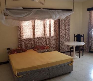 Malindi House | Cozy Surahi Restaurant & Guest House with Pet-Friendly Stay
