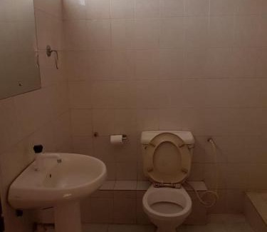 Malindi House | Cozy Surahi Restaurant & Guest House with Pet-Friendly Stay