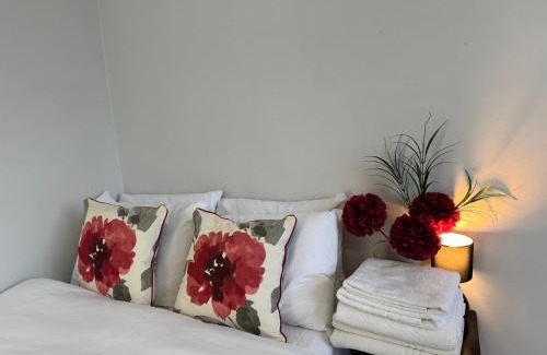 Alexandra House | Welcoming Surbiton Home with Free Parking for Families