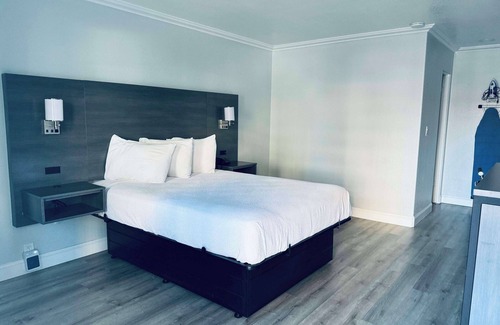 Downtown Hotel | Explore SureStay by Best Western Fresno with Pool & Breakfast