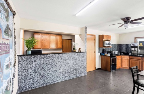 Manchester Hotel | Family-Friendly Getaway at SureStay Hotel, Manchester