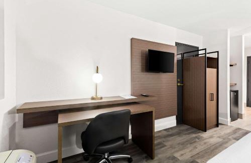 Groves Hotel | Comfortable Stay at SureStay Hotel by Best Western Groves