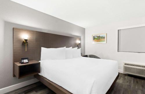 Groves Hotel | Comfortable Stay at SureStay Hotel by Best Western Groves