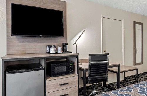 Duncan Hotel | Discover SureStay Hotel by Best Western Duncan with Pool & Spa