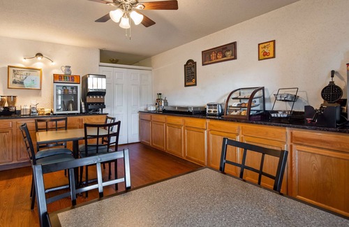 Berkeley Springs Hotel | Stay at SureStay Plus Hotel with Pool & Breakfast in Berkeley