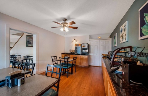 Berkeley Springs Hotel | Stay at SureStay Plus Hotel with Pool & Breakfast in Berkeley