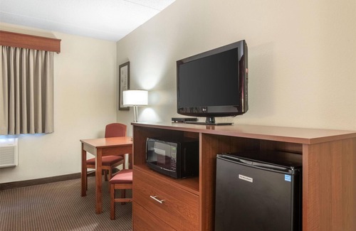 Litchfield Hotel | Comfortable Stay at SureStay Plus Hotel with Pool & Spa