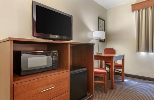 Litchfield Hotel | Comfortable Stay at SureStay Plus Hotel with Pool & Spa