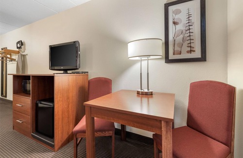 Litchfield Hotel | Comfortable Stay at SureStay Plus Hotel with Pool & Spa