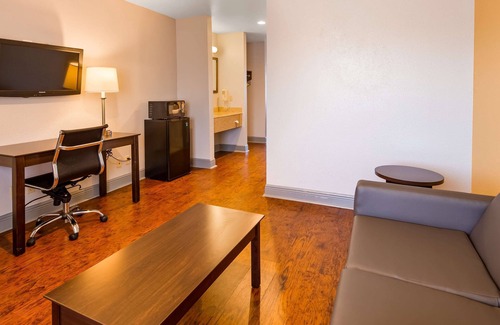 Hammond Hotel | Relax at SureStay Plus Hotel by Best Western Hammond