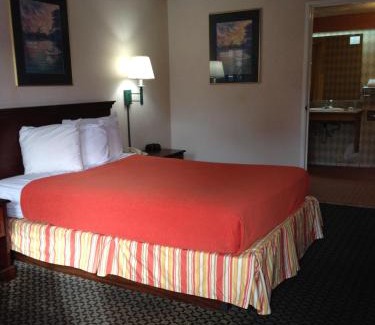 Point Richmond Hotel | Oceanfront SureStay Plus Hotel with Pool and Family Features