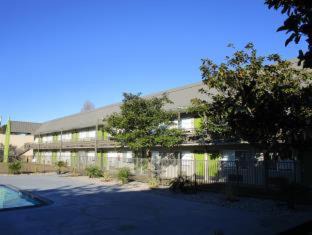 Point Richmond Hotel | Oceanfront SureStay Plus Hotel with Pool and Family Features
