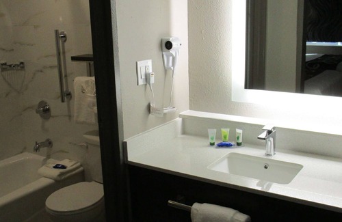 Point Richmond Hotel | Comfortable Stay at SureStay Plus Hotel Point Richmond