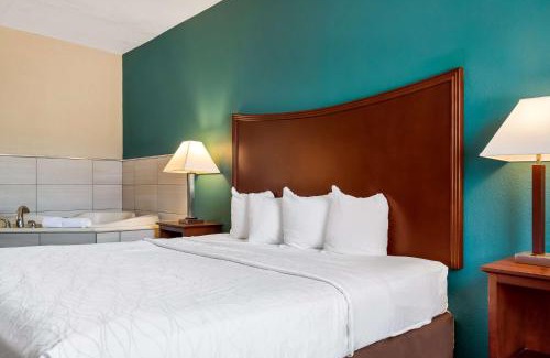 Topeka Hotel | Pet-Friendly Getaway at SureStay Plus Hotel in Topeka