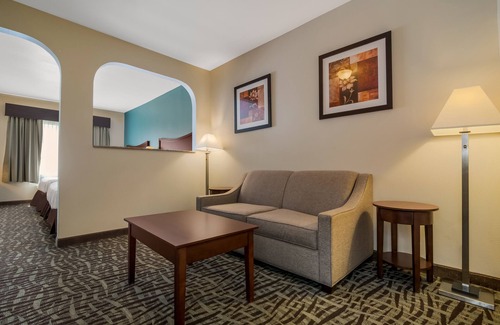 Topeka Hotel | Relaxing Getaway at SureStay Plus Hotel in Topeka Northwest