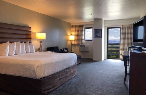 Gold Beach Hotel | Comfortable Stay at SureStay Plus Hotel in Gold Beach