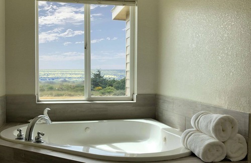 Gold Beach Hotel | Comfortable Stay at SureStay Plus Hotel in Gold Beach