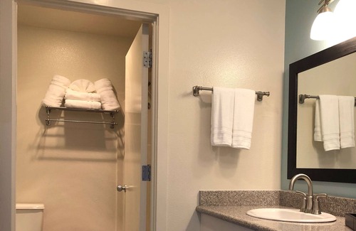 Gold Beach Hotel | Comfortable Stay at SureStay Plus Hotel in Gold Beach