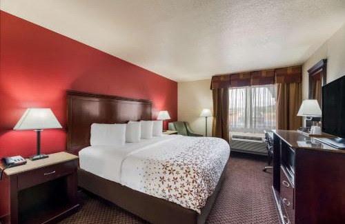 Tyrone Hotel | Pet-Friendly Retreat at SureStay Plus Hotel Silver City