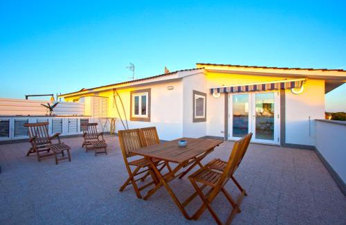 Lavinio Lido di Enea Apartment | Seaside Retreat: Surf and Windsurfer House Anzio