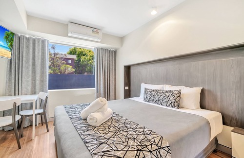 Port Macquarie Hotel | Family-Friendly Surf Beach Motel Port with Breakfast & Kitchen