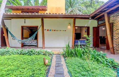 Itacare House | Pet-Friendly Surf Camp with Pool Near Praia da Concha