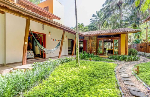 Itacare House | Pet-Friendly Surf Camp with Pool Near Praia da Concha