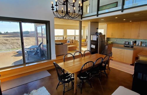 Kingsburg House | Beachside Retreat at Surf House: Ocean Views & Breakfast