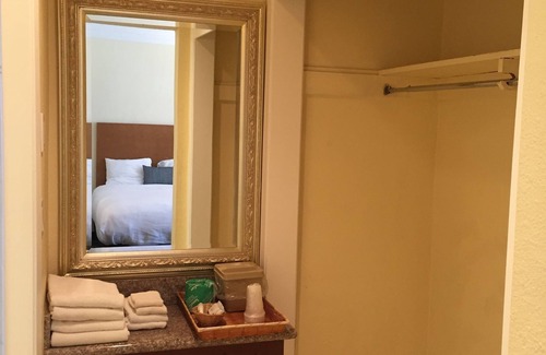 Cow Hollow Hotel | Budget-Friendly Surf Motel with Breakfast & Family Amenities