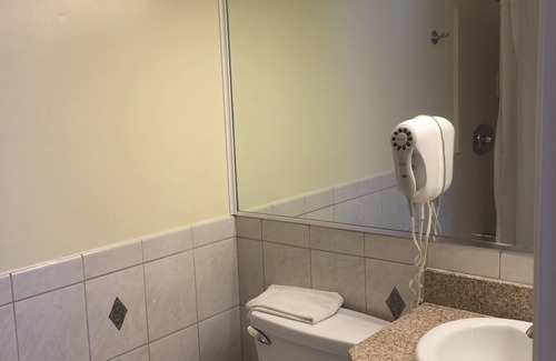 Cow Hollow Hotel | Budget-Friendly Surf Motel with Breakfast & Family Amenities