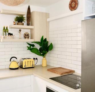 Coolangatta Apartment | Pet-Friendly Surf Shack at Iconic Rainbow Bay, Coolangatta