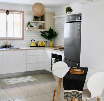 Coolangatta Apartment | Pet-Friendly Surf Shack at Iconic Rainbow Bay, Coolangatta