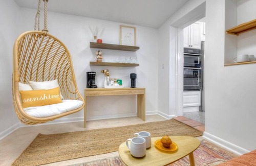 Jupiter House | Surf Shack Retreat: Pool Table, Fire Pit & 10 Min to Beach!