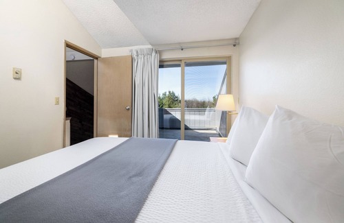 Ocean City Hotel | Exceptional Surfcrest Resort with Pool and Spa Amenities
