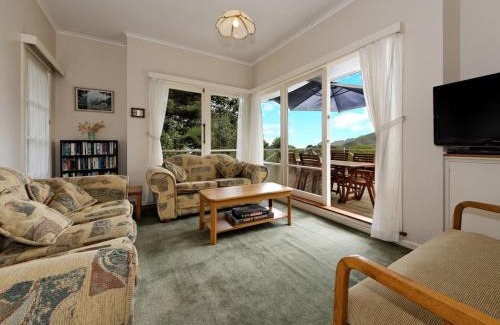 Piha House | Pet-Friendly Surfer's Sunshine Cottage in Piha