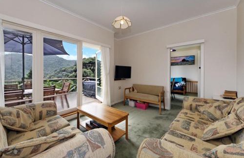Piha House | Pet-Friendly Surfer's Sunshine Cottage in Piha