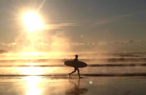 Moody Apartment | Adventure Awaits: Ideal for Surfers and Outdoor Enthusiasts