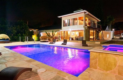 Black Rock House | Surfers Paradise Villa & Lounge 7BRs Sleeps 34Ppl