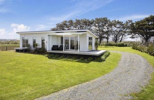 Colac Bay House | Oceanfront Beach Bach with Stunning Views & Family Amenities