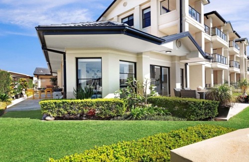 Ettalong Beach Apartment | Beachfront Surfside Ettalong: Family-Friendly Ocean Views