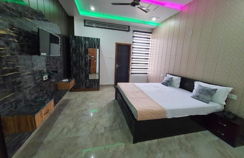 Bara Banki Hotel | Top-Rated Surja Guest House with Marriage Lawn & Kitchen