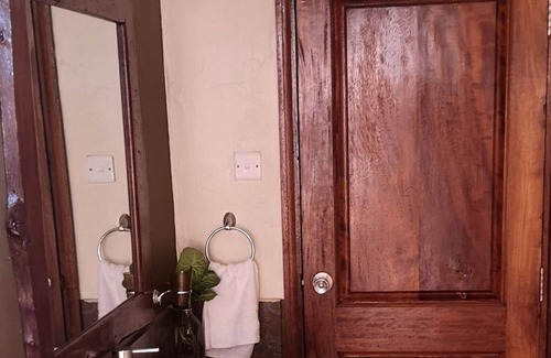 Jinja Hotel | Surjios Guest House