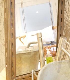 Dobree-Bon Port Apartment | Enchanting Surprenantes - L'Île Mystérieuse Awaits You!