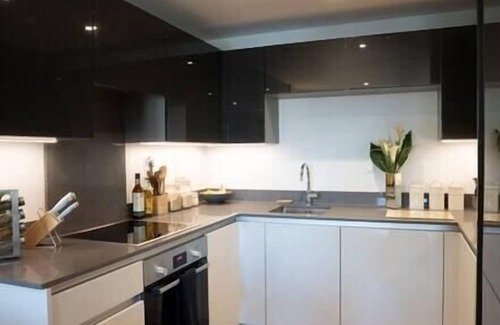 Chilworth Apartment | Surrey Hills Escape: Riverside Walks and Quick Links