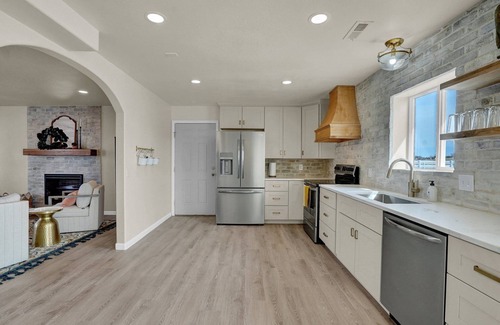 Peyton House | Exceptional Surrey Lane Ranchette: Family-Friendly Retreat