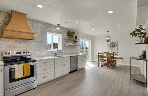 Peyton House | Exceptional Surrey Lane Ranchette: Family-Friendly Retreat