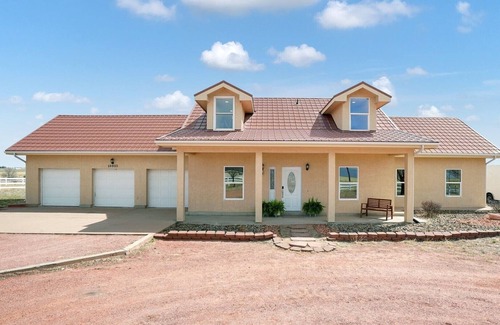 Peyton House | Exceptional Surrey Lane Ranchette: Family-Friendly Retreat
