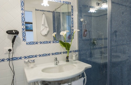 Sorrento City Centre Bed & Breakfast | Unforgettable Getaway at Surriento Suites with Spa & Breakfast