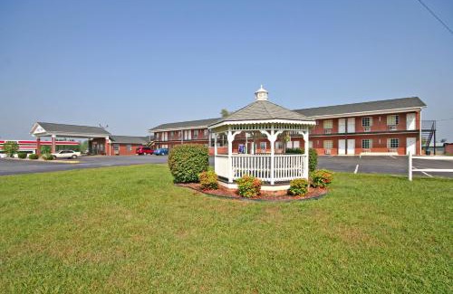 Dobson Hotel | Discover Surry Inn - Dobson: Family and Pet-Friendly Stay